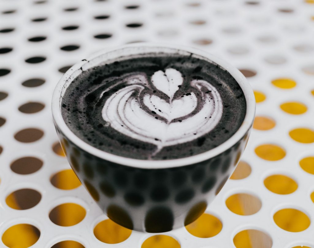 káva s aktívnym uhlím, čierne latte