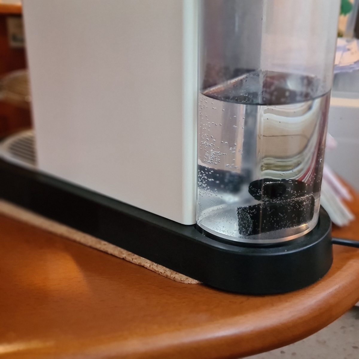 Pokud například máte kávovár s nádržkou na vodu, zkuste tam hodit jeden Binchio uhlík. Vodu vám bude filtrovat přímo tam.
