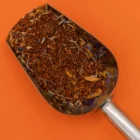 Detail sypané směsi Relaxačního nápoje Rooibos v odměrce – rooibos, květy a kousky jablka