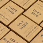 Kolekce sójových svíček s dřevěným knotem v dárkových krabičkách s různými vůněmi