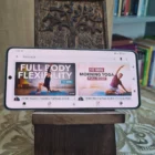 Dřevěný stojan na telefon z mangového dřeva pro horizontální sledování videí na mobilu v interiéru