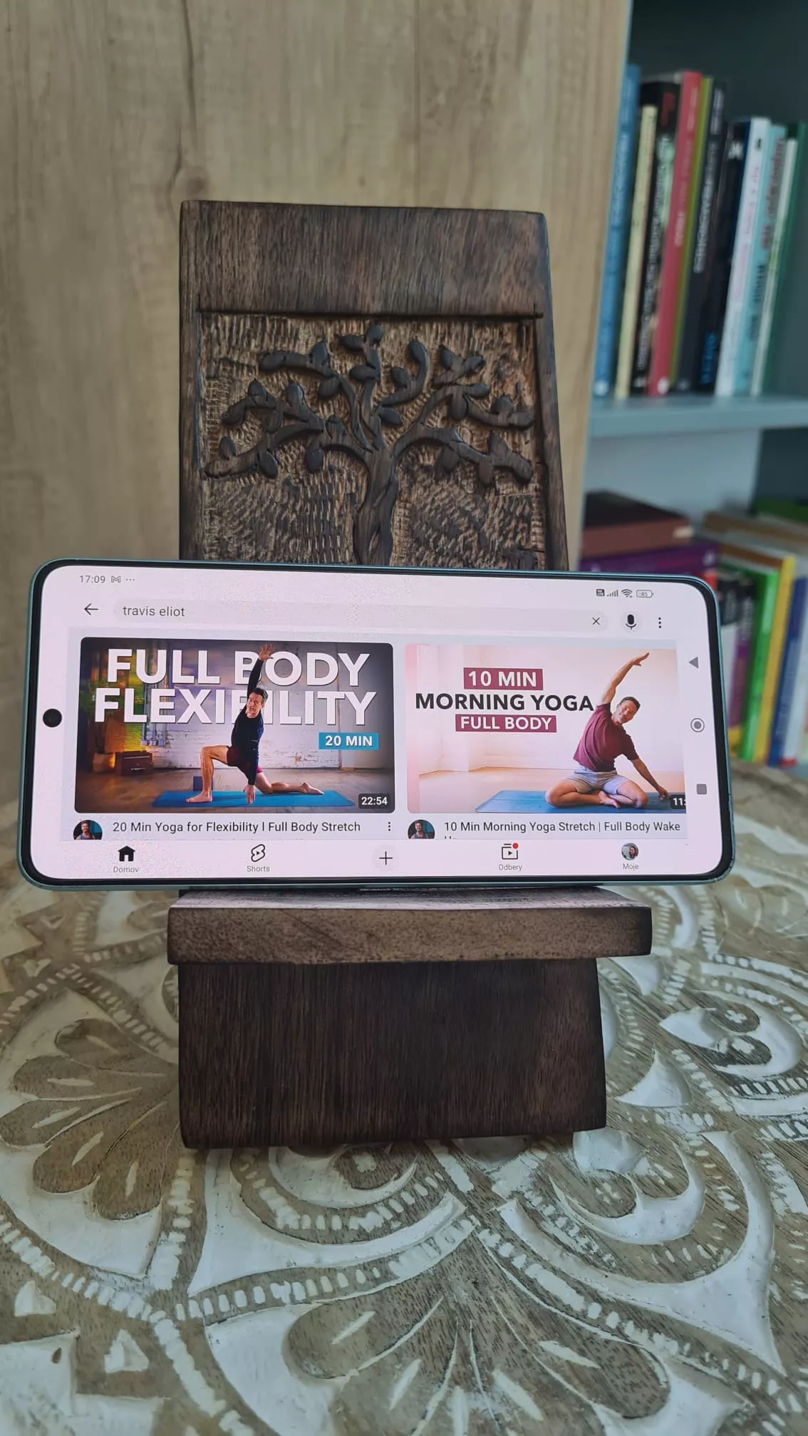 Dřevěný stojan na telefon z mangového dřeva pro horizontální sledování videí na mobilu v interiéru