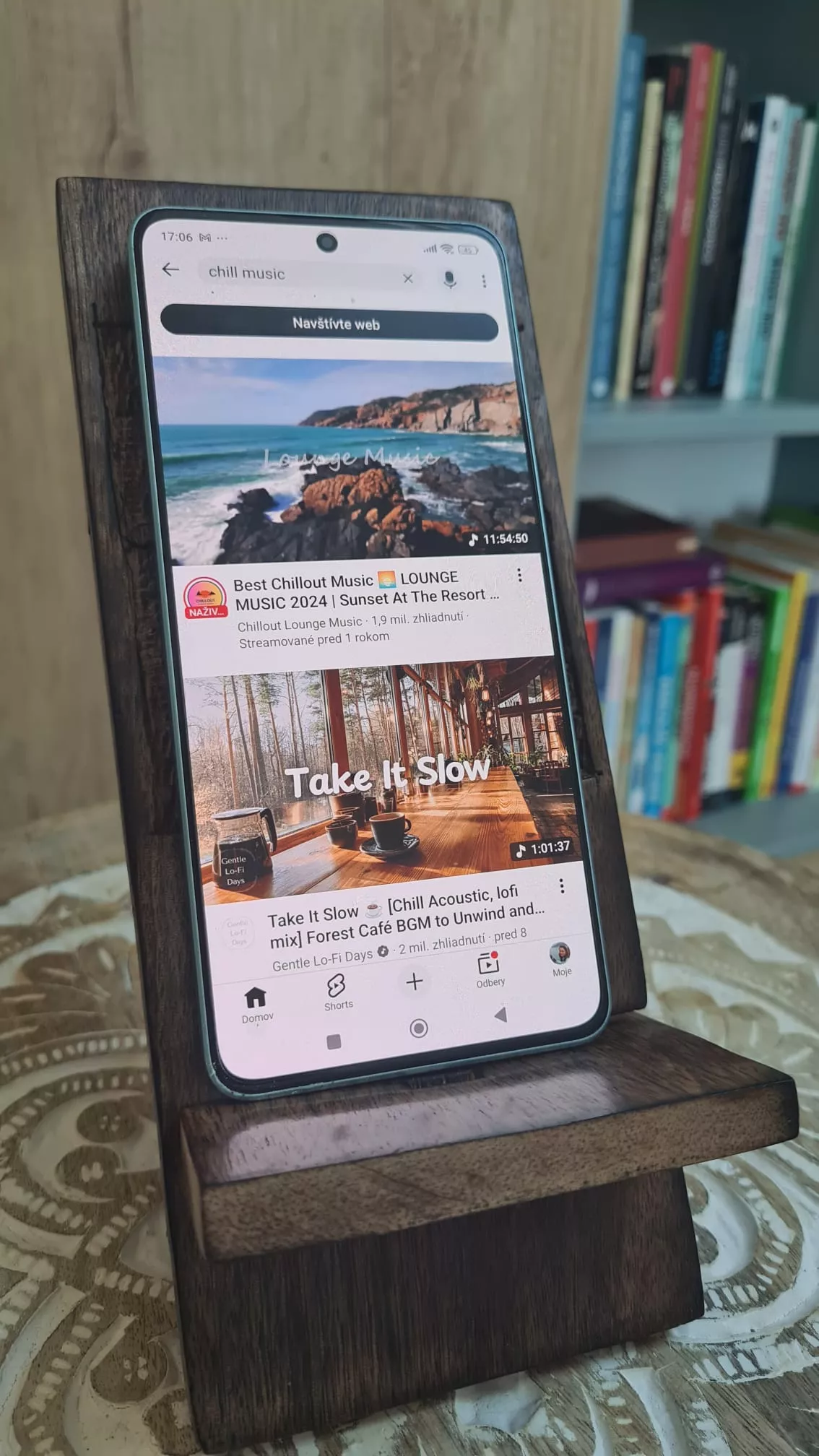 Dřevěný stojan na telefon z mangového dřeva s mobilem jako praktický a dekorativní doplněk do interiéru