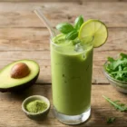 Zelené matcha smoothie s avokádem a limetkou připravené jako zdravý nápoj s obsahem antioxidantů a vhodné pro každodenní pití