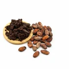 Kakaové boby a kousky 100% kakaové hmoty – detail suroviny pro ceremoniální kakao Pure BIO RAW