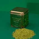 Detail bio ceremoniálního matcha čaje v elegantní plechovce s jemně mletým zeleným matcha práškem z Japonska