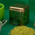Prémiový bio ceremoniální matcha čaj z Japonska v elegantní plechovce s jemně mletým zeleným matcha práškem pro tradiční přípravu čaje