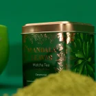 Detail prémiového bio ceremoniálního matcha čaje v elegantní plechovce z Japonska s jemně mletým zeleným matcha práškem