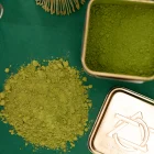 Detail jemně mletého bio matcha prášku z Japonska v prémiové plechovce pro tradiční přípravu ceremoniálního matcha čaje