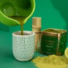 Příprava bio ceremoniálního matcha čaje z Japonska s bambusovou metličkou, matcha práškem a naléváním zeleného čaje do hrnku