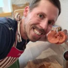 Alt popis: Čerstvá hlíva růžová připravená na vaření s cibulí a česnekem.