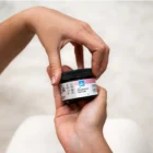 Přírodní deodorant BEWIT Delicate v kelímku drženém v ruce