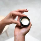 Detail krémové konzistence přírodního deodorantu BEWIT Delicate v otevřeném kelímku