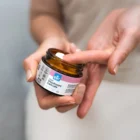 Nabírání přírodního krémového deodorantu BEWIT Delicate prstem z otevřeného kelímku