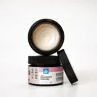 Otevřený kelímek přírodního deodorantu BEWIT Delicate s viditelnou krémovou náplní a víčkem opřeným vedle něj